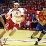 El jugador danés Mikkel Hansen, ante la defensa del español Cristian Ugalde