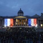 La bandera francesa, proyectada en la fachada de la National gallery, en apoyo a la concentración en solidaridad con Francia que ha tenido lugar en Trafalgar Square, en Londres.