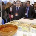 El presidente de la Diputación, Alfonso Rus, durante la visita al expositor de Fitur