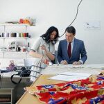 Imagen de archivo de Ignacio González visitando uno de los negocios