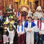 Zoido coronó ayer a los Reyes Magos de Triana (izda.)