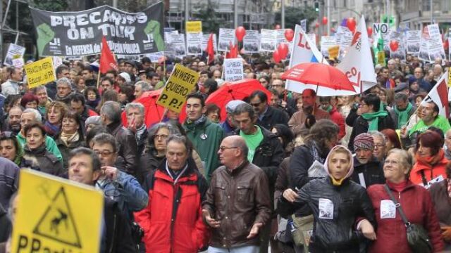 Participantes en la manifestación convocada por la Plataforma por la Escuela Pública contra la reforma educativa en Madrid