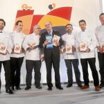 De izda. a dcha., Koldo Rodero, el portugués José Avillez, Mario Sandoval, Ricardo Sanz y el presidente de Repsol, Antonio Brufau. A su lado, los también chefs José Rojano, Francisco Paniego, Kiko Moya y Ricard Camarena