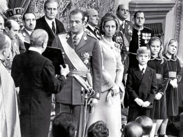 El 22 de noviembre de 1975, sólo dos días después de la muerte de Franco, el príncipe Juan Carlos fue proclamado Rey de España. Faltó la presencia de su padre, Don Juan de Borbón, quien mostró su generosidad al renunciar a sus derechos dinásticos a favor del actual Rey para lograr la transición hacia la democracia.