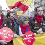 Los colores rojo y amarillo llenaron varias calles de París en apoyo a la ley de Gallardón