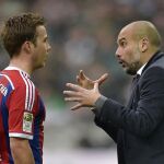 Guardiola dando instrucciones a Mario Goetze.