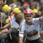 Andre Greipel celebra con el brazo en alto su victoria en la etapa.