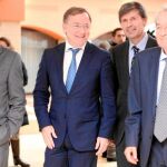 El conseller de Hacienda y Administración Pública se reunió ayer con la directiva de la Confederación de Empresarios de Castellón, donde también visitó Porcelanosa