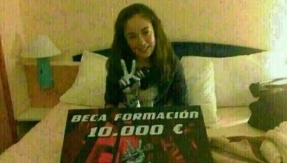 María Parrado con el "supuesto"galardón de ganadora y la beca de fomación