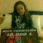 María Parrado con el "supuesto"galardón de ganadora y la beca de fomación