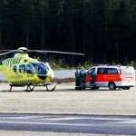 Un helicóptero y una ambulancia de las que han participado en el rescate.
