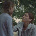 Carmen lleva a Nuria a la cabaña de bosque