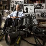 Francisco Cano, junto a sus cámaras y fotografías históricas