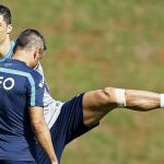 Cristiano Ronaldo estira durante la sesión de entrenamiento de ayer en Campinas
