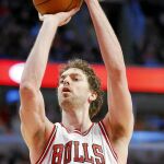 Gasol lanza a canasta durante la victoria frente a los Raptors