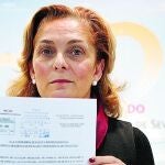 Lola de Pablo muestra la reclamación realizada a la Junta