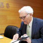 El síndic de Comptes, Rafael Vicente Queralt, ayer en la Comisión de Economía de Les Corts
