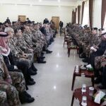 Saif al-Kasaesbeh, padre del piloto asesinado, entre oficiales del Ejército jordano en Karak