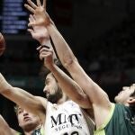 El jugador del Real Madrid Sergio Llull (c) lucha por la pelota con Sabonis (i) y Suárez, del Unicaja