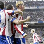 Fernando Torres celebra uno de los goles que ayer le marcó al Real Madrid. El primero nada más empezar el encuentro y el segundo, al poco de comenzar la segunda mitad. Sus tantos desactivaron la ilusión del Bernabéu por remontar la eliminatoria