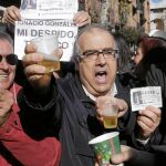 Alfonso (en el centro) trabajaba en una agencia de viajes hasta hace tan sólo un año cuando lo despidieron.