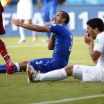 El jugador italiano Giorgio Chiellini protesta tras ser mordido por el jugador de Uruguay Luis Suárez