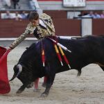 Derechazo de Curro de la Casa al quinto novillo de Antonio Palla