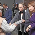 La consellera y la alcaldesa suscribieron ayer un convenio para adjudicar viviendas públicas en alquiler social a familias desahuciadas