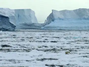 Imagen de archivo de un sector de la Antartida que se desprendio como consecuencia del calentamiento global Imagen de archivo de un sector de la Antartida que se desprendio como consecuencia del calentamiento global