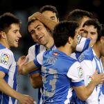 El defensa de la Real Sociedad Mikel González (c) celebra con sus compañeros el gol marcado al Racing.