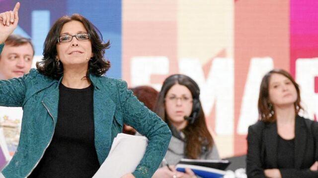 Isabel Gemio, ayer junto a su equipo, durante los ensayos para la gala en un plató de TVE