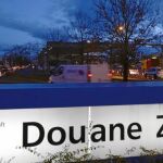 Varios vehículos atraviesan la frontera entre Francia y Suiza