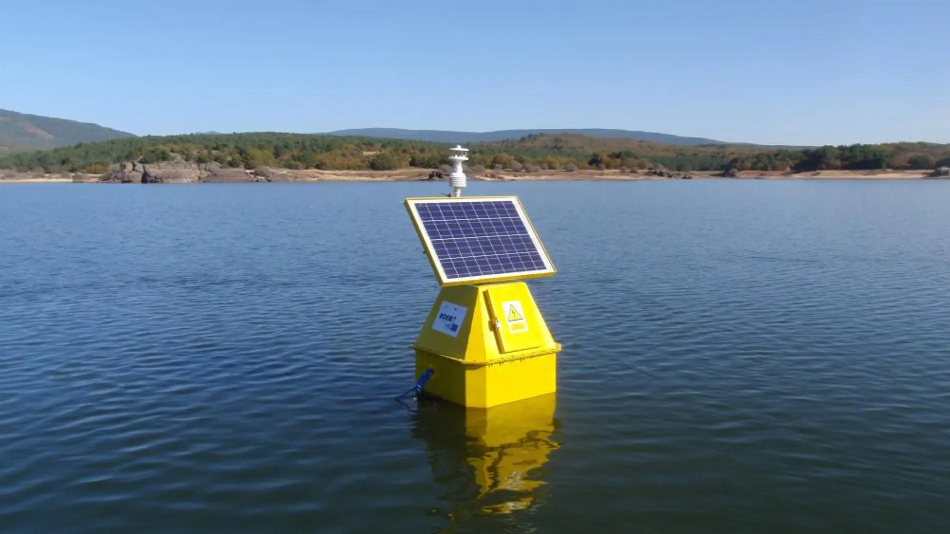 Estación de monitorización de cianobacterias ubicada en el embalse de Cuerda del Pozo, en Soria
