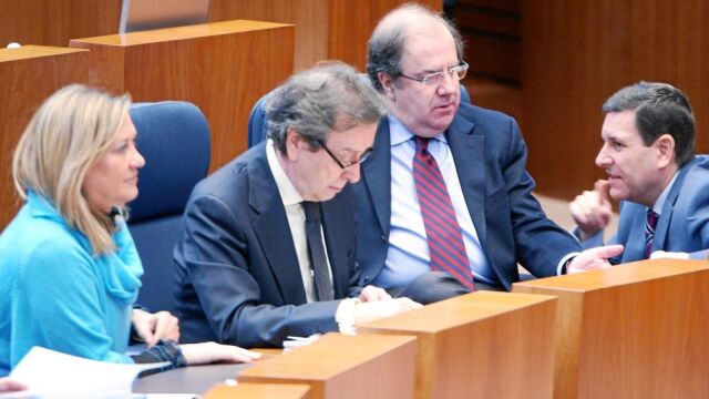 Pilar del Olmo atiende una intervención de la oposición, en presencia de De Santiago-Juárez, Herrera y Carriedo
