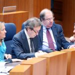 Pilar del Olmo atiende una intervención de la oposición, en presencia de De Santiago-Juárez, Herrera y Carriedo