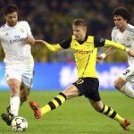 Marco Reus (c), del Borussia Dortmund, en acción ante los jugadores del Real Madrid Xabi Alonso (i) y Pepe