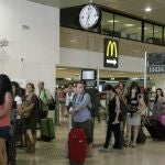 Numerosos pasajeros hacen cola hoy en la estación de Sants de Barcelona al no haber podido partir hacia sus destinos