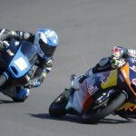 El corredor australiano de Moto3 Jack Miller, derecha, y el italiano Romano Fenati, izd., en un momento de carrarea hoy en Argentina