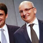 Jean-Baptise de Franssu, a la izquierda, nuevo presidente del Banco Vaticano, junto a su predecesor en el cargo, Ernst Von Freyberg.