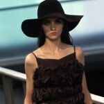 Una modelo, durante el desfile de la colección Isabel Toledo