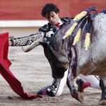 El torero de Usera comenzó su faena al ensabanado segundo toreando de rodillas en los medios