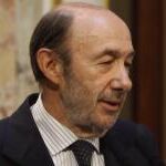 Alfredo Pérez Rubalcaba durante la rueda de prensa que ha ofrecido en el Congreso