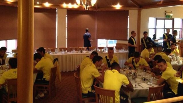 La plantilla del Villarreal en el comedor del hotel
