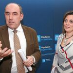 El presidente de la Diputación de Palencia, José María Hernández junto con la consejera de Familia de Milagros Marcos