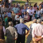 Miguel Ángel Perera junto a sus seguidores, ayer en Olivenza