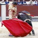Uceda Leal, en un derechazo al primer toro de la tarde del que cortó una oreja
