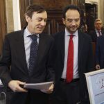 Los portavoces parlamentarios del PP, Rafael Hernando (i), y del PSOE, Antonio Hernando (d).