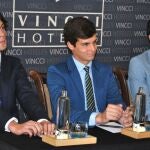 Los tres debutantes, durante la rueda de prensa