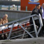 Operarios trasladan el cuerpo localizado por la Guardia Civil en el mar a 3,7 millas al oeste de Cabo Peñas.