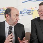 El secretario general del PSOE, Alfredo Pérez Rubalcaba, presentó ayer al líder valenciano, Ximo Puig